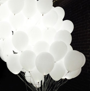 Облако 50 белых светящихся шаров на Свадьбу для запуска